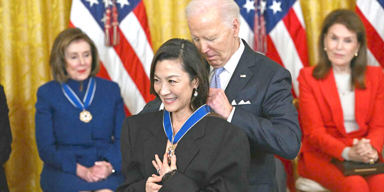 楊紫瓊赴白宮親領，獲拜登頒總統自由勳章