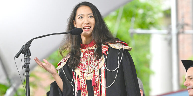 被質疑靠父親關係入哈佛，蔣雨融畢業致詞爭議不斷，中國內外兩面不討好
