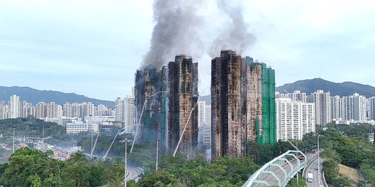 宏福苑增至75死！宏福苑大火「港史第6慘」，這年竟有千人死傷
