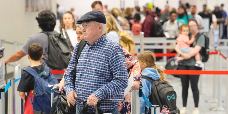 美國感恩節旅遊新趨勢：沙發借住大增、加拿大旅客驟減